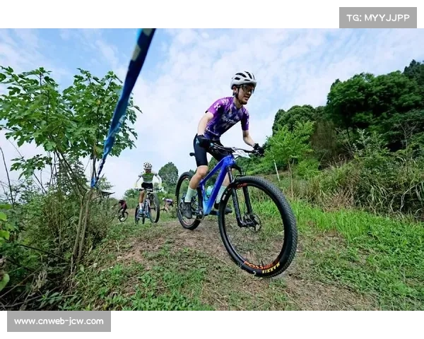 赛道难度与天气变化考验选手适应能力，成为山地自行车比赛魅力一部分